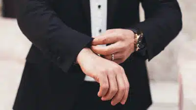 Comment choisir les bijoux pour le jour de votre mariage ? Conseils pour hommes