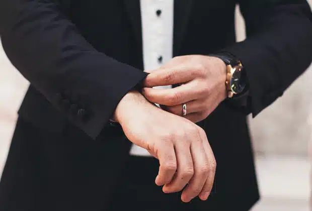 Comment choisir les bijoux pour le jour de votre mariage ? Conseils pour hommes